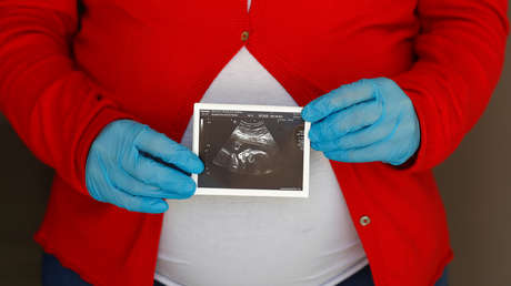 Científicos italianos encuentran una "fuerte evidencia" de que el coronavirus puede transmitirse de madre a hijo