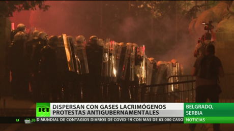 Serbia: Dispersan protestas antigubernamentales con gases lacrimógenos