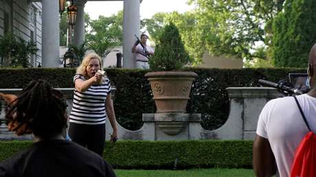 Una tienda ofrece un rifle gratis a la pareja que apuntó con armas a manifestantes junto a su propiedad