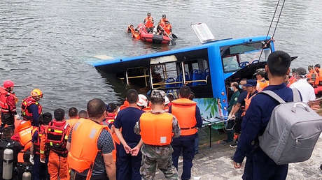 Descubren que el accidente de autobús que dejó 21 muertos al hundirse en un embalse en China fue causado a propósito por el conductor