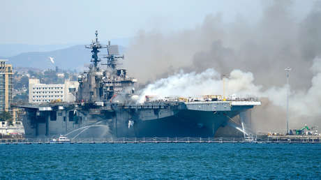 Dos días en llamas: las temperaturas a bordo del buque de asalto incendiado en EE.UU. superan los 500 ºC y el humo llega a San Diego (FOTOS)