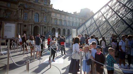 Francia ordena llevar mascarilla en lugares públicos