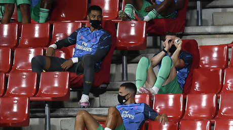 Captan a Gareth Bale jugando con unos 'prismáticos' en el banquillo mientras el Real Madrid sufre en el campo