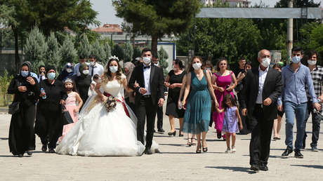 Un virólogo español advierte contra 'las 6 B': las situaciones más riesgosas de contagio en las que la gente se relaja