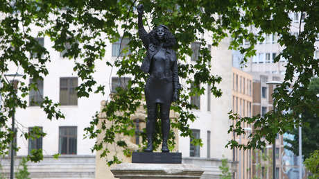 Reemplazan el monumento a un comerciante de esclavos derribando durante las protestas con una estatua a una activista de 'Black Lives Matter'