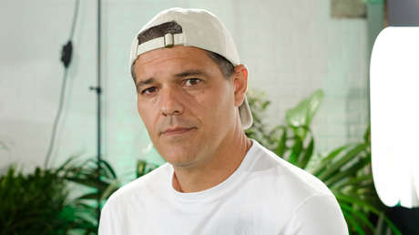 Un lagarto gigante es atrapado por el presentador televisivo Frank Cuesta después de que se comiera uno de sus pavos de seis kilos de peso (VIDEO)