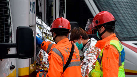 Un hombre camina hacia una ambulancia con un cuchillo clavado en la cabeza tras una pelea