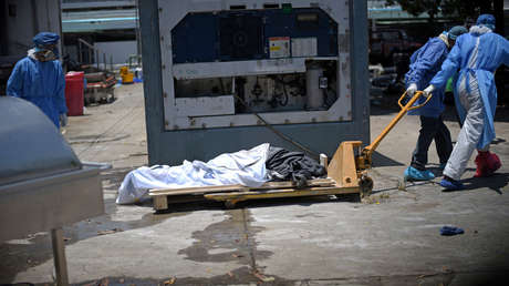 "Es doloroso no saber dónde está": El drama de los que aún buscan los cuerpos de sus parientes fallecidos durante la pandemia en Guayaquil