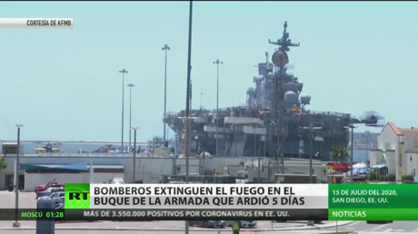 Bomberos extinguen el fuego en el buque de la Armada de EE.UU. que ardió cinco días