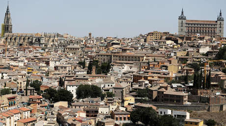 "La noticia real sería que no hiciera calor": El video viral de un reportero español que informa sobre las altas temperaturas al sol de julio