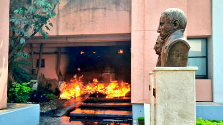 FOTOS, VIDEO: Estudiantes de Ayotzinapa causan destrozos en el Congreso del estado mexicano de Guerrero