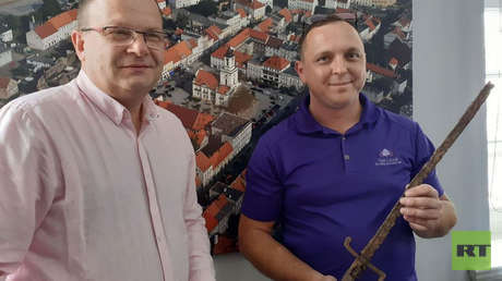 Limpia un lugar en el bosque para poder sentarse y encuentra una espada prusiana del siglo XIX (FOTO)