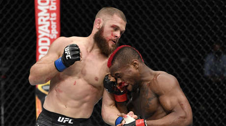 VIDEO: Un luchador de la UFC demuestra su elasticidad y reflejos esquivando una patada como en 'Matrix'