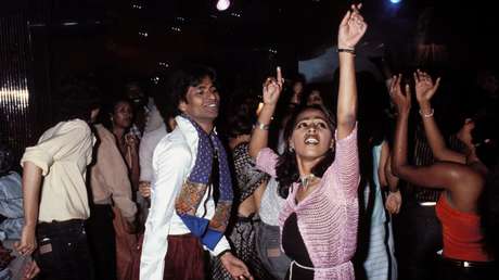 Policías de Nueva Deli cierran el club nocturno Plaga por organizar una fiesta clandestina