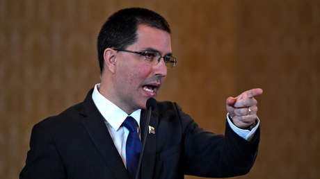 Arreaza llama a su homólogo de Uruguay a no ideologizar la política exterior de su país