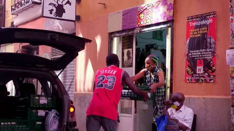 Solidaridad en tiempos de pandemia: una tienda africana ayuda a los necesitados en el centro de Madrid