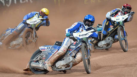 "Una locura": alquilan grúas para ver una carrera de motos a 20 metros de altura (FOTO)