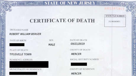 Un hombre finge su muerte para evitar la cárcel pero una errata lo delata