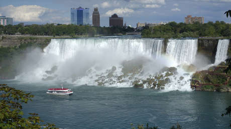 Una foto muestra el drástico contraste del enfoque antipandémico de Canadá y EE.UU.