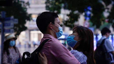 Autoridades sanitarias en Canadá sugieren usar paredes con agujeros para tener sexo seguro ante el covid-19