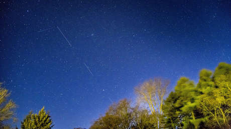 FOTO: Los satélites de Elon Musk estropean la imagen perfecta del cometa NEOWISE