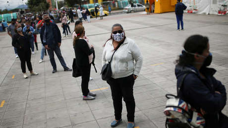 VIDEO: Un policía colombiano exige a una mujer que se ponga mascarilla y ella le escupe a la cara