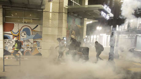 La Policía califica de "revueltas" las protestas en Portland tras el derribo de la cerca del tribunal (VIDEOS)
