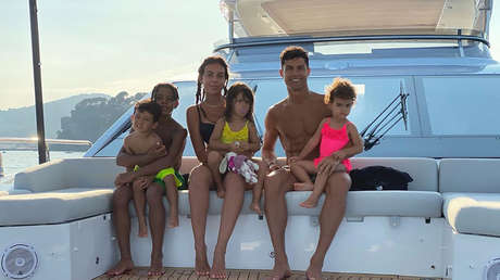 VIDEO: Decenas de fans de Cristiano Ronaldo nadan hasta su lujoso yate y le cantan desde el agua