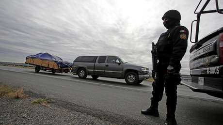 VIDEO: Graban cómo presuntos miembros del Cártel del Noreste extorsionan a conductores en México en pleno día