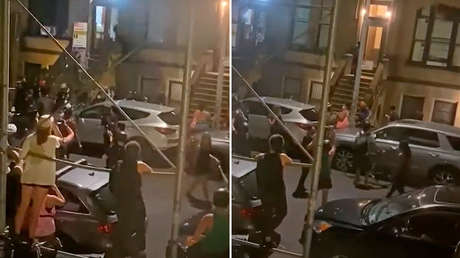 VIDEO: Manifestantes se concentran en plena noche frente a la casa del jefe de la Policía de Nueva York con sirenas y focos