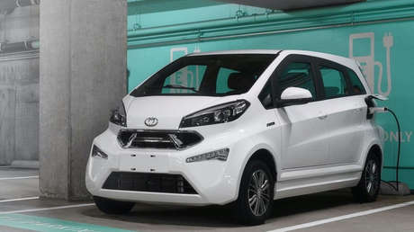 Golpe bajo a Tesla con la llegada a EE.UU. de dos coches eléctricos chinos que serán los más baratos del mercado norteamericano