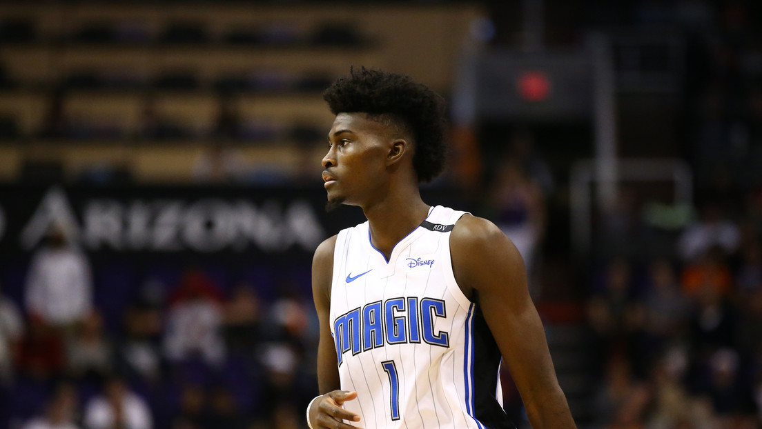 Jonathan Isaac se convierte en el primer jugador de la NBA que no se arrodilla durante el himno