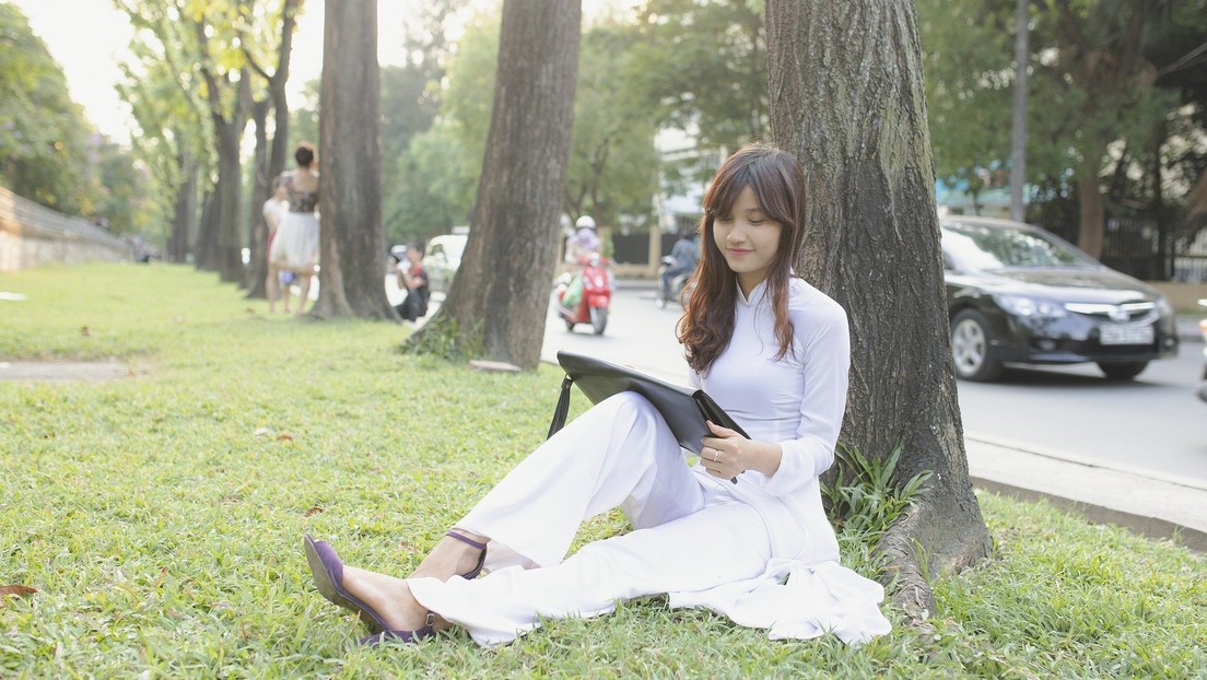 Hallan manuales soviéticos de física nuclear y el leninismo en fotos románticas de modelos asiáticas y cambian toda la percepción de las imágenes