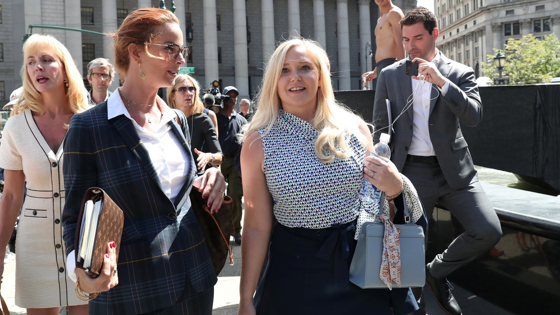 Exesclava sexual de Epstein tuitea un selfi junto a la piscina, burlándose de Ghislaine Maxwell, recluida en espera de juicio