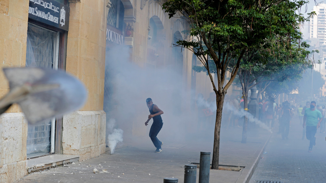 Enfrentamientos con la Policía, piedras y gases lacrimógenos: Miles de libaneses protestan tras las explosiones en Beirut (VIDEOS, FOTOS)