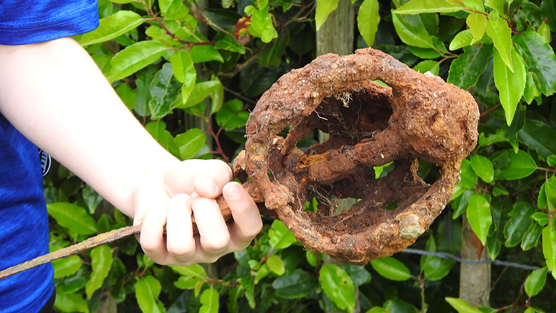 Un niño halla una espada de unos 300 años de antigüedad al usar un detector de metales por primera vez