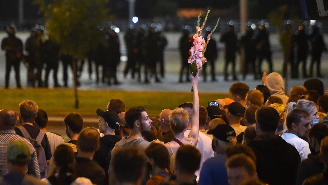 La líder de la oposición bielorrusa pide a los manifestantes "no confrontar a la Policía y no salir a las plazas para no poner sus vidas en peligro"