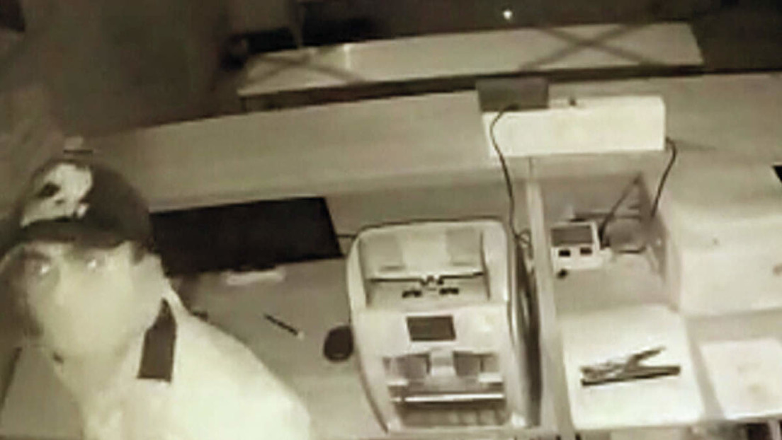 Un asaltante muere al cortarse el cuello accidentalmente сuando robaba un banco