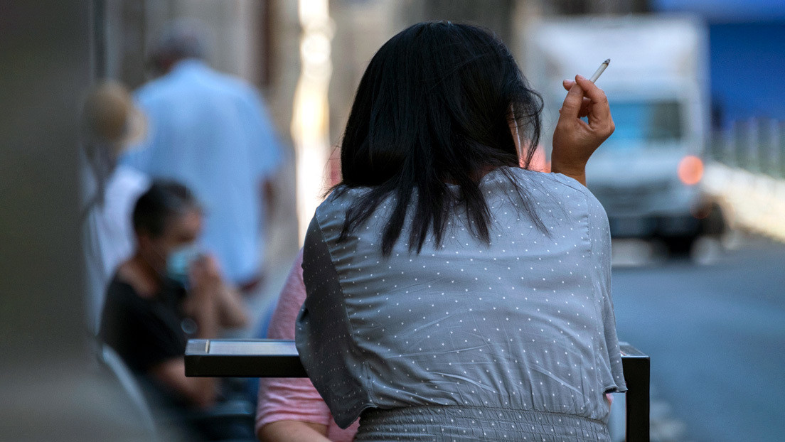 España cierra el ocio nocturno y prohíbe fumar en la vía pública