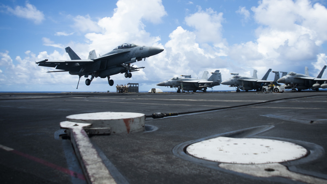 El portaviones USS Ronald Reagan participa en operaciones y ejercicios en el mar de la China Meridional como parte de un grupo de asalto