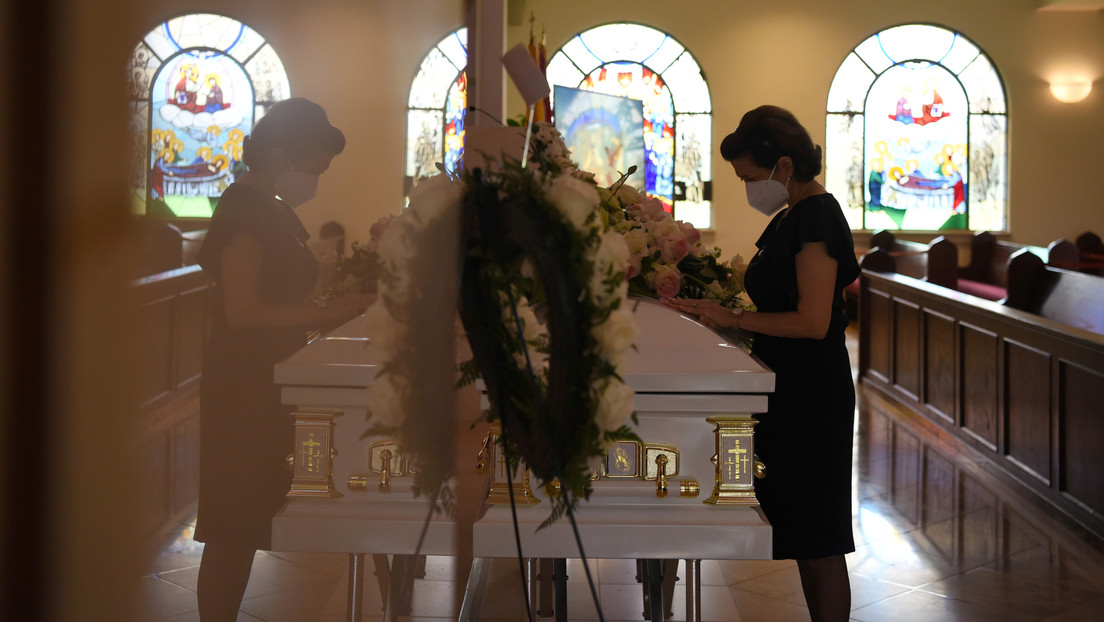 Encuentran durante el funeral de su padre el cuerpo de un desconocido en el ataúd vistiendo su ropa