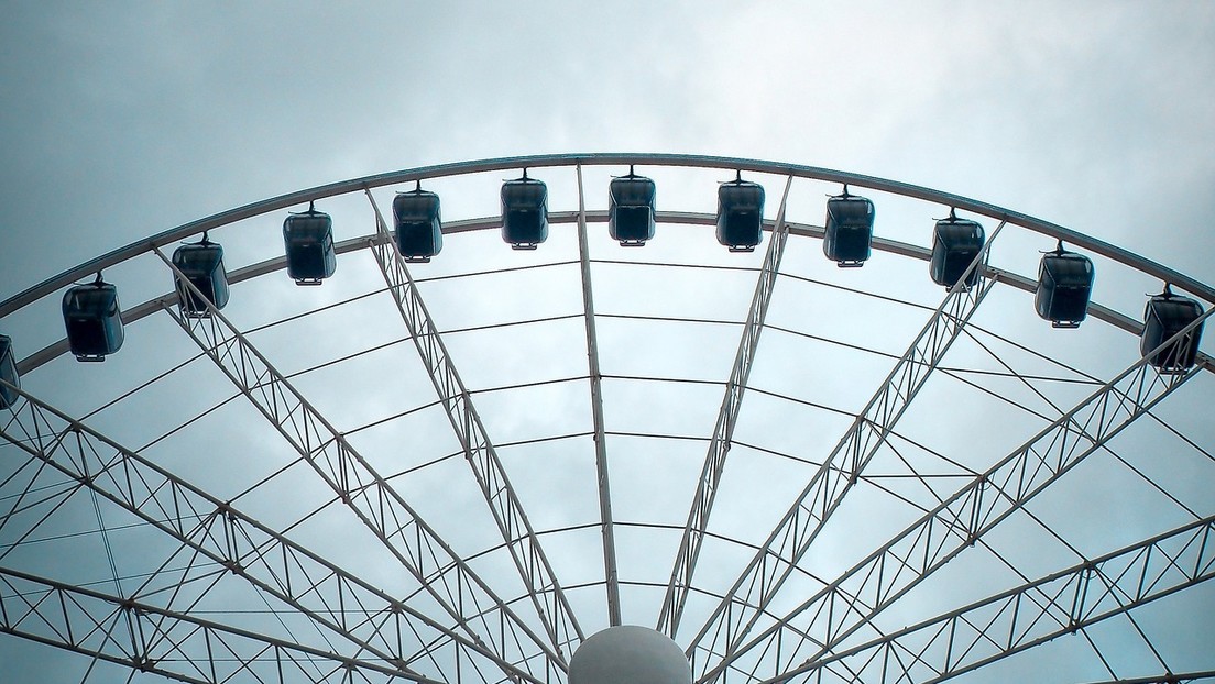 VIDEO: La cabina de una noria da vueltas sin control a causa de un tifón