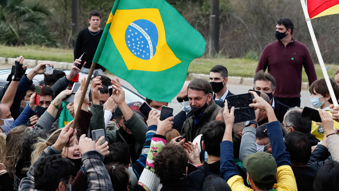 Cómo Bolsonaro rentabiliza las ayudas a los más pobres durante la pandemia para aumentar su popularidad