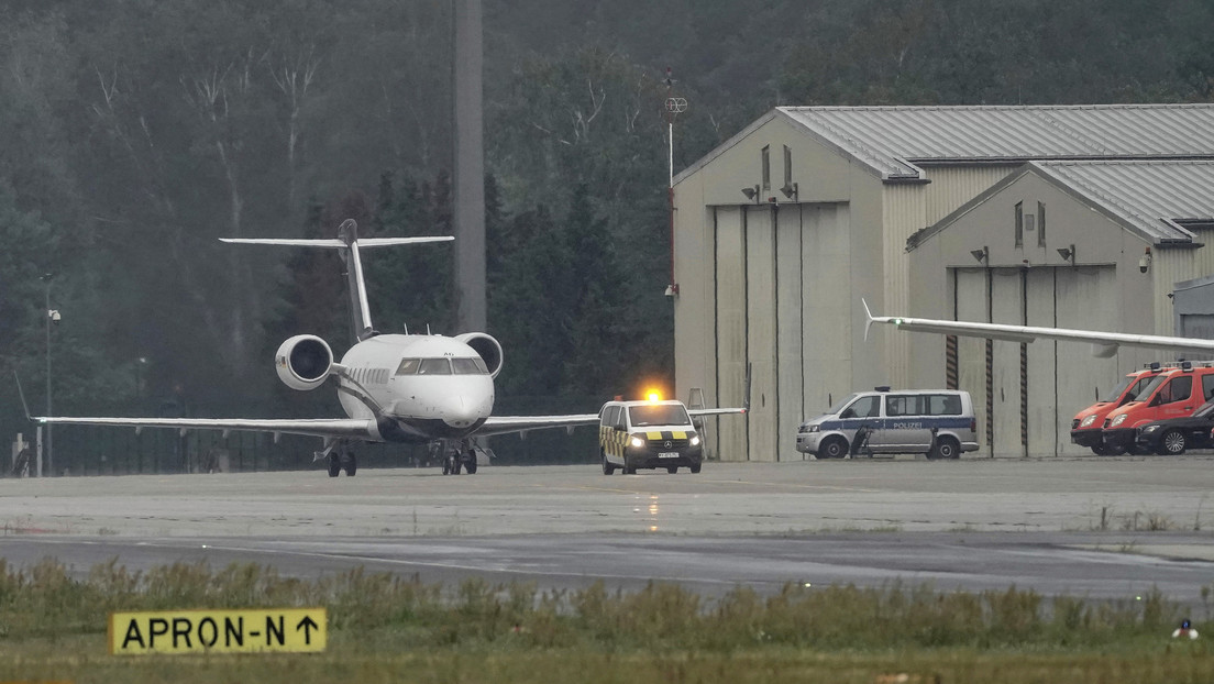 Aterriza en Alemania el avión ambulancia con el opositor ruso Alexéi Navalny