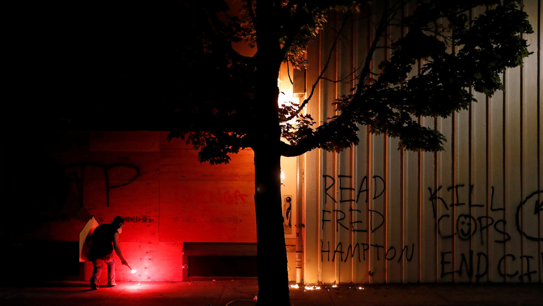 VIDEO: Manifestantes prenden fuego a una estación de policía en EE.UU. durante una noche de disturbios calificada como "motín"
