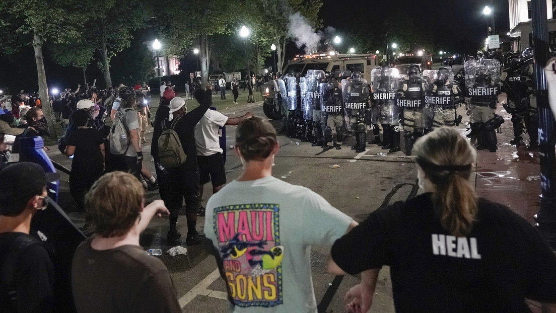 VIDEO: Manifestantes lanzan pirotecnia a la Policía y los agentes responden con gas lacrimógeno en una nueva noche de protestas en Wisconsin