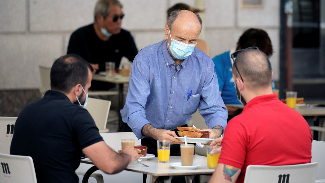 Un camarero es atacado a mordiscos tras pedir a dos comensales que usaran la mascarilla