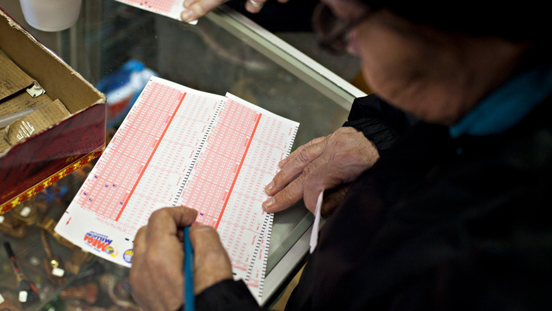 Gana un millón de dólares gracias a que se agotan los billetes de su lotería favorita