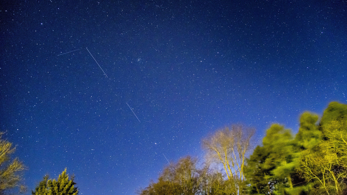 Expertos advierten que constelaciones de satélites como Starlink de SpaceX estropearán la observación de las estrellas en el cielo nocturno