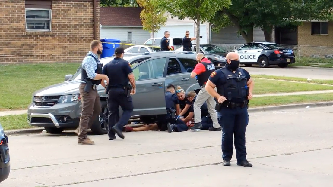 Un segundo video muestra un altercado entre Jacob Blake y policías, momentos antes de que un agente le disparara 7 veces